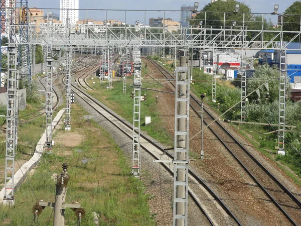 Yazın direklerle ve raylarla banliyö tren rayları