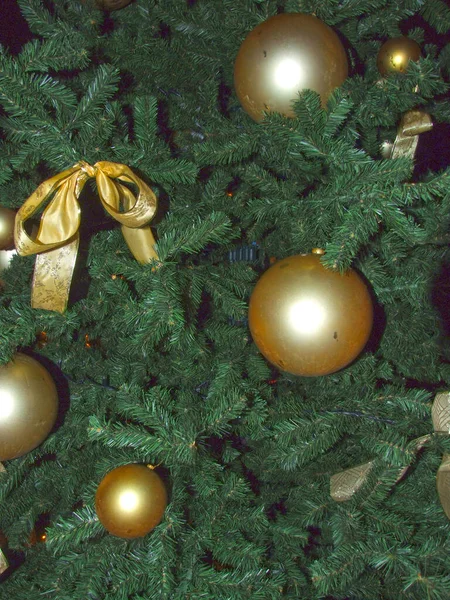 Árbol Navidad Decorado Calle Para Nuevo Año Con Globos Juguetes — Foto de Stock