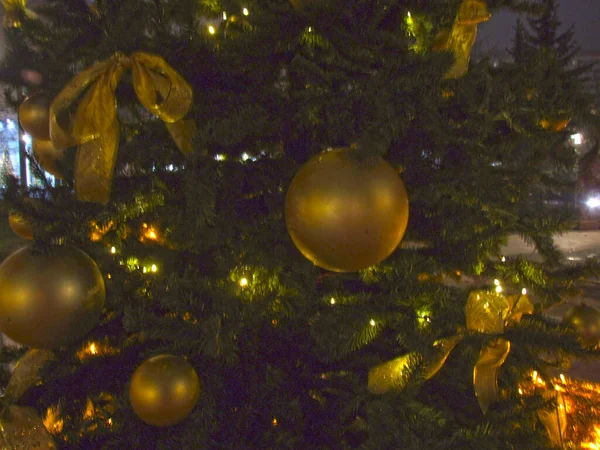 Árbol Navidad Decorado Calle Para Nuevo Año Con Globos Juguetes —  Fotos de Stock