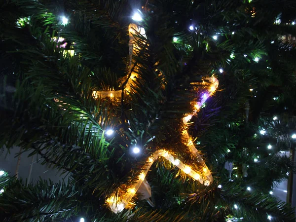 Natal Brilhante Estrela Decoração Uma Árvore Natal Rua — Fotografia de Stock