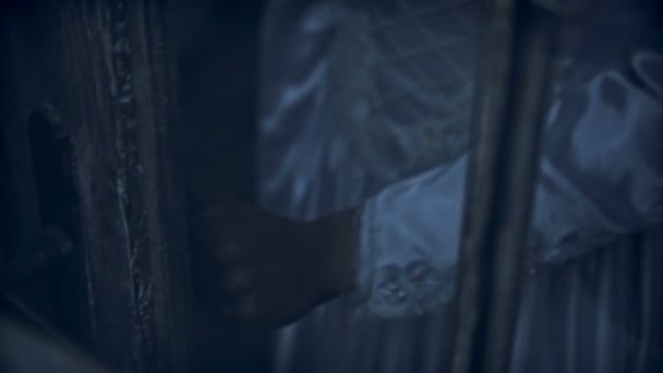 Деталь Руки Невесты Пытается Заткнуть Старый Таинственный Дом Мертвая Невеста — стоковое видео
