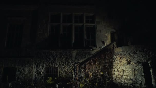 Dans Nuit Mariée Halloween Descendant Les Escaliers Vieille Maison Abandonnée — Video