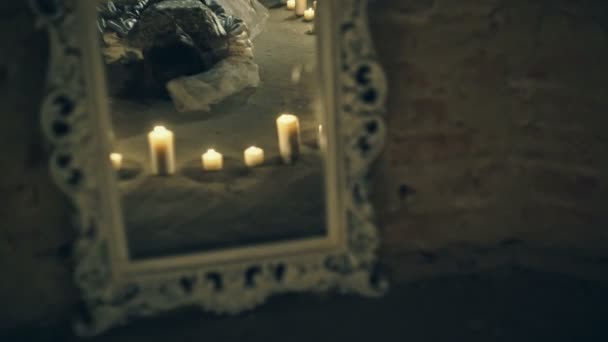 美丽僵尸新娘的画像看起来很吓人 恐怖房间里躺在地板上的蜡烛周围 — 图库视频影像