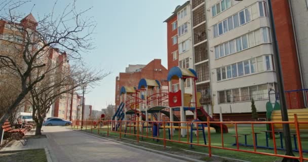 Parque Infantil Vacío Cerca Del Edificio Apartamentos Durante Cuarentena Causada — Vídeos de Stock