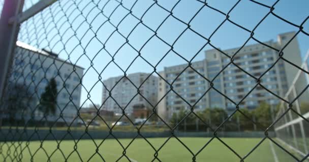 Malé Fotbalové Hřiště Poblíž Obytných Budov Během Pandemie Koronaviru Covid — Stock video