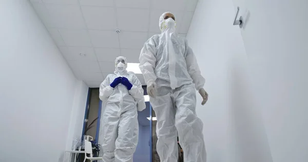 Baixo Colegas Médicos Sem Rosto Uniforme Proteção Branco Indo Longo — Fotografia de Stock