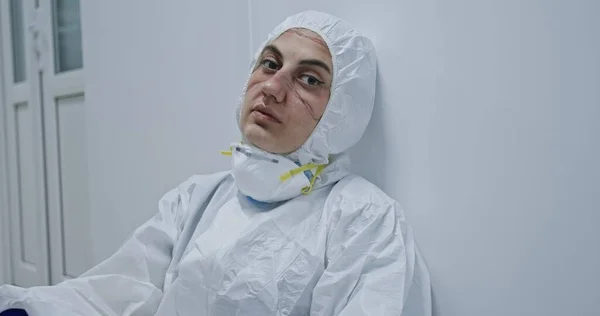 精疲力竭的医生 护士带着验尸官防护服N95口罩制服 Coronavirus Covid 精神状况 面对伤疤 面具短缺 过度工作的卫生工作者 — 图库照片