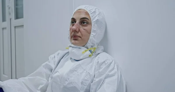 Kimerült Orvos Nővér Veszi Koronavírus Védőfelszerelés N95 Maszk Egyenruha Coronavirus — Stock Fotó