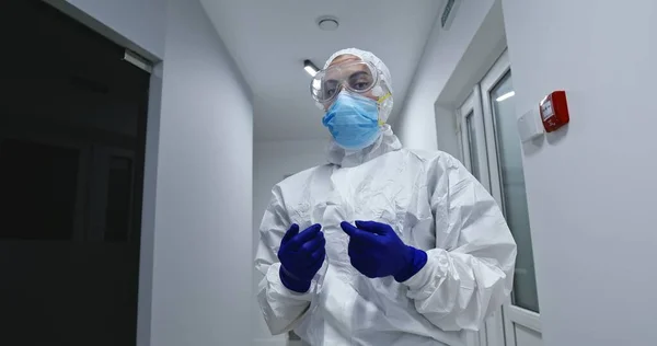 부아르 코로나 바이러스가 유행하는 전신을 보호하는 Ppe 슈트를 입거나 복도에서 — 스톡 사진