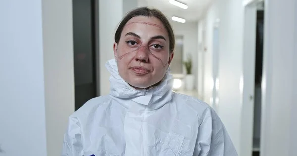 Sygeplejerske Eller Læge Beskyttelsestøj Med Hendes Briller Ansigtsmaske Fjernet Ved Stock-foto
