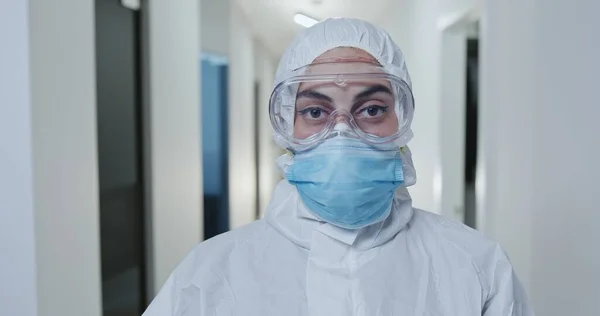 Krankenschwester Oder Arzt Mit Mundschutz Und Schutzbrille Voller Schutzkleidung Während lizenzfreie Stockbilder
