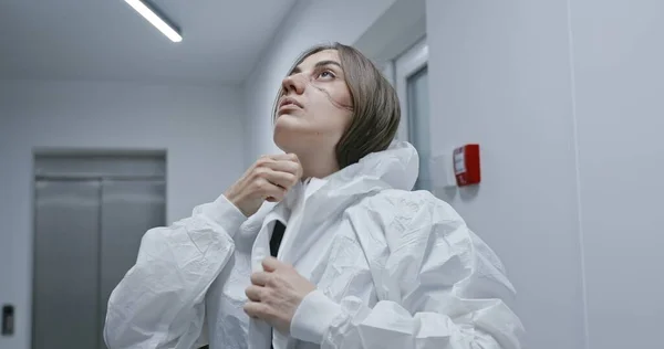 Närbild Kvinnlig Sjuksköterska Sätta Respirator N95 Mask För Att Skydda Royaltyfria Stockbilder