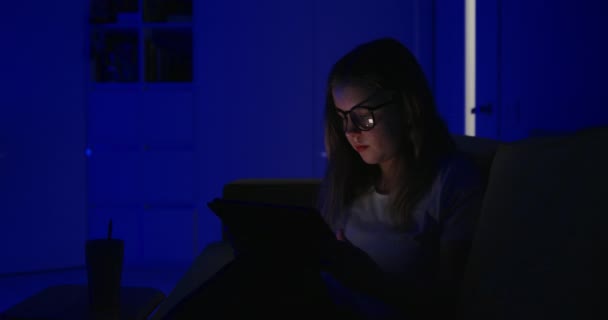 Junges Mädchen Das Nachts Mit Einem Tablet Auf Einem Sofa — Stockvideo