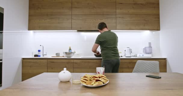 Homem Adulto Gordo Entrando Cozinha Verificando Prato Panela Seguida Tentando — Vídeo de Stock