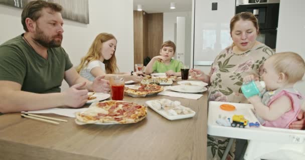 Übergewichtige Eltern Sprechen Miteinander Während Sie Ihr Baby Füttern Und — Stockvideo