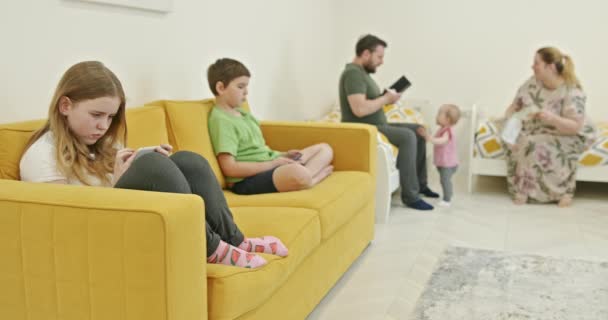 Preteen Menino Menina Navegando Smartphones Enquanto Sentado Sofá Confortável Perto — Vídeo de Stock