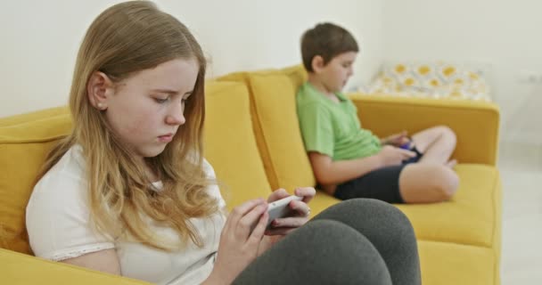 Dois Miúdos Com Engenhocas Irmã Irmão Navegando Rede Jogando Jogos — Vídeo de Stock