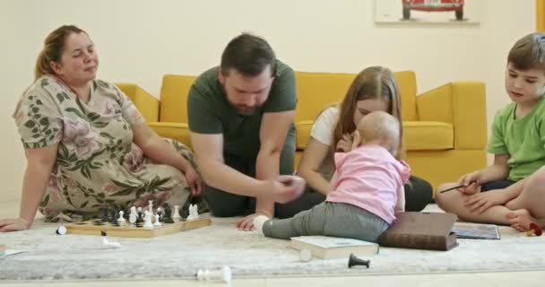 Stor Familie Med Mange Børn Tilbringer Tid Sammen Selvisolation Karantæne – Stock-video