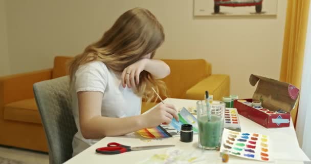 Молода Дівчина Чхає Під Час Самоізоляції Сидячи Столом Вдома Малює — стокове відео