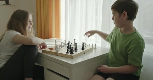 Ein Junge Und Ein Mädchen Spielen Hause Gemeinsam Schach — Stockvideo