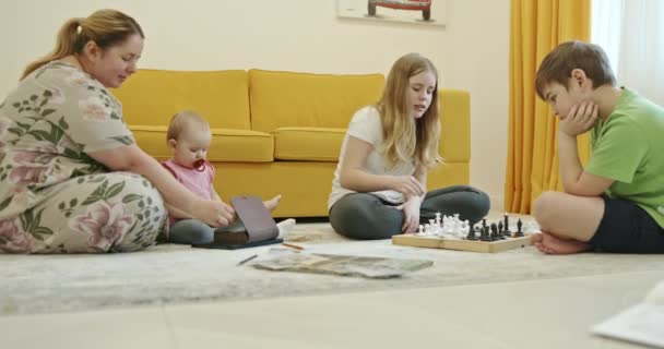 Młoda Rodzina Bawi Się Podłodze Salonie Jak Matka Zabawia Małą — Wideo stockowe