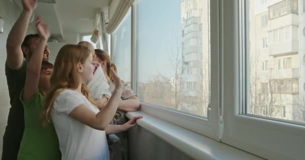 Веселые Родители Дети Улыбаются Машут Руками Стоя Балконе Приветствуя Соседей — стоковое видео