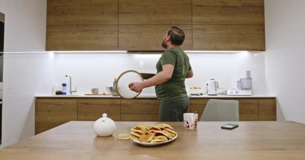 Hombre Feliz Cocinando Cena Bailando Antes Oler Comida Sartén Comenzar — Vídeos de Stock