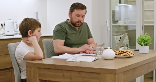 Padre Hijo Sentados Haciendo Trabajo Escolar Juntos Mesa Comedor Con — Vídeos de Stock