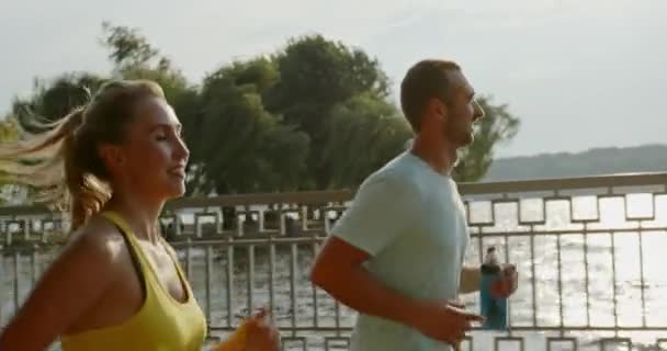 Šťastný Muž Žena Usmívají Běží Spolu Nábřeží Letního Dne Pálí — Stock video