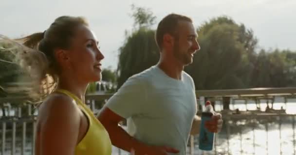 Glückliches Gesundes Paar Joggt Entlang Der Uferpromenade Nahaufnahme Einem Aktiven — Stockvideo
