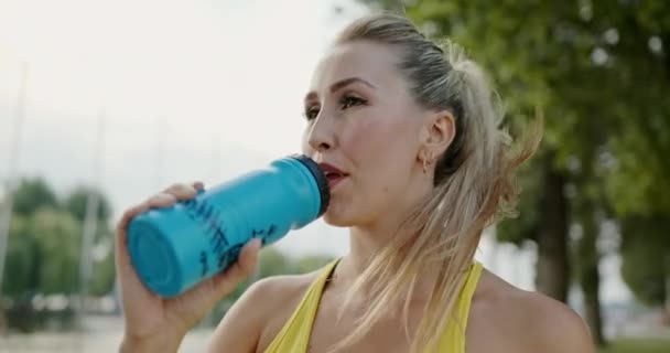 Deportiva Bebiendo Agua Durante Pausa Entrenamiento Zoom Fuera Vista Atleta — Vídeo de stock