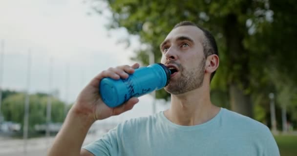 Hombre Bebe Agua Una Botella Deportiva Después Entrenamiento Aire Fresco — Vídeo de stock