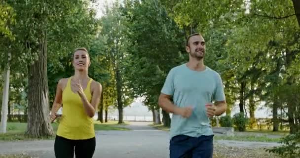 Szczęśliwa Para Biegająca Parku Tracking Shot Wesołych Mężczyzn Kobiet Biegaczy — Wideo stockowe