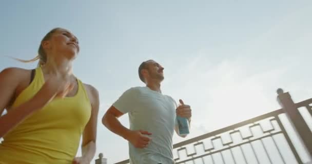 Atletas Alegres Corriendo Día Soleado Desde Abajo Seguimiento Tiro Feliz — Vídeos de Stock