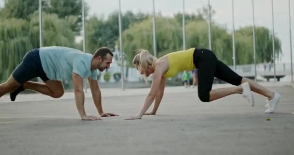 Pandangan Samping Tentang Pria Dan Wanita Fit Dalam Pakaian Olahraga — Stok Video