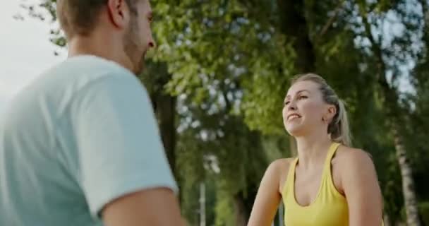 Zdola Veselý Pár Sportovců Usmívá Dělá Výpady Během Fitness Tréninku — Stock video