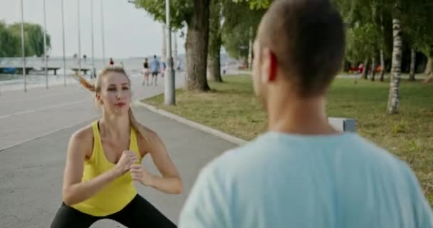 适合做运动的夫妇一起练腿 一起蹲 家庭户外运动 健康的生活方式 相互激励 卡路里燃烧 同步锻炼 — 图库视频影像