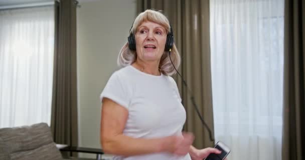 Doma Tančí Zestárlá Žena Starší Žena Chytrým Telefonem Poslouchající Hudbu — Stock video