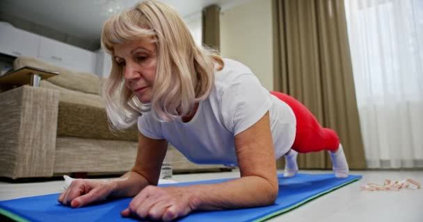 Rentnerin Macht Yoga Hause Pilates Führt Schwere Übungen Auf Den — Stockvideo