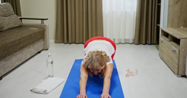 Kıdemli Kadın Yerde Geriniyor Evdeki Yoga Seansı Sırasında Genişletilmiş Çocuk — Stok video