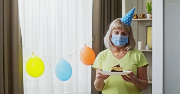 Donna Anziana Solitaria Che Festeggia Suo Compleanno Sola Durante Pandemia — Video Stock