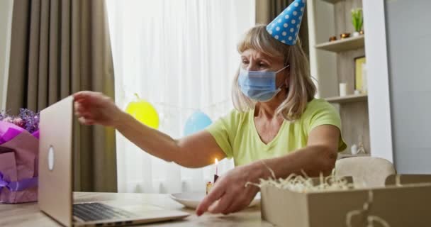 Doğum Gününde Maskeli Yaşlı Kadın Video Görüşmesini Bitiriyor Yaşlanmış Bir — Stok video