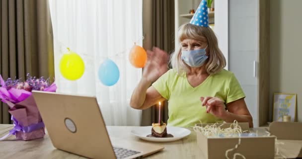 Mujer Mayor Máscara Médica Saludando Familiares Amigos Mientras Celebra Cumpleaños — Vídeos de Stock
