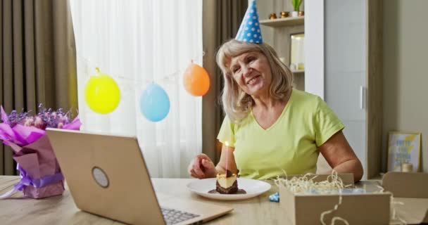 Счастливая Пожилая Женщина Общаться Родственниками Друзьями Интернете Задувая Свечи Кусок — стоковое видео