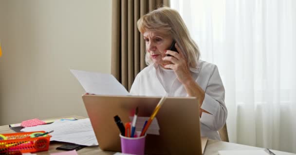 Femme Âgée Grand Mère Travaille Ligne Maison Est Assis Bureau — Video