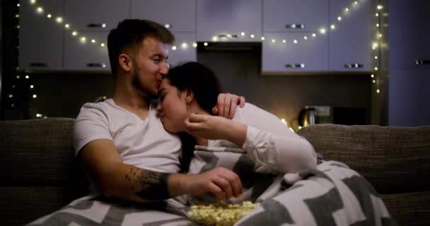 Glada Lekfulla Par Kär Sitter Tillsammans Soffan Medan Äter Popcorn — Stockvideo