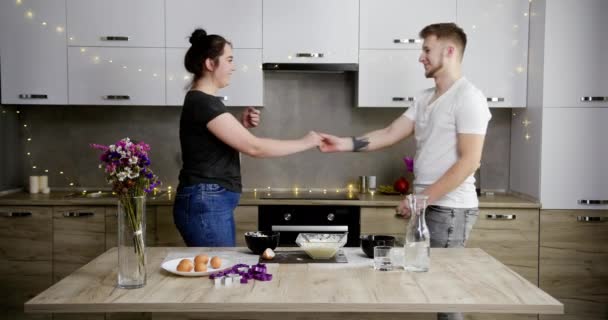 Mutfakta Dans Eden Mutlu Genç Çift Akşam Romantik Masasında Şenlikli — Stok video
