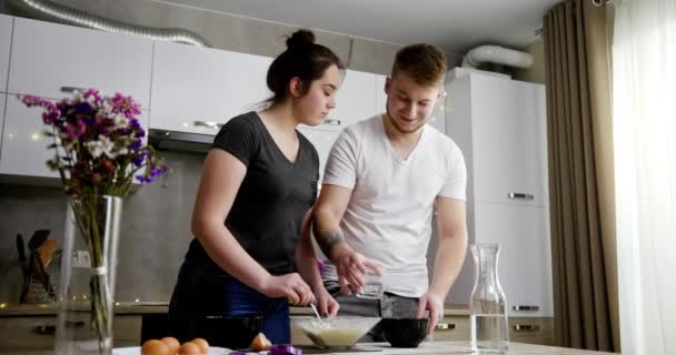남자와 부엌에서 부드럽게 입맞춤을 기간에 편안하게 시간을 보내며 과자를 만드는 — 비디오