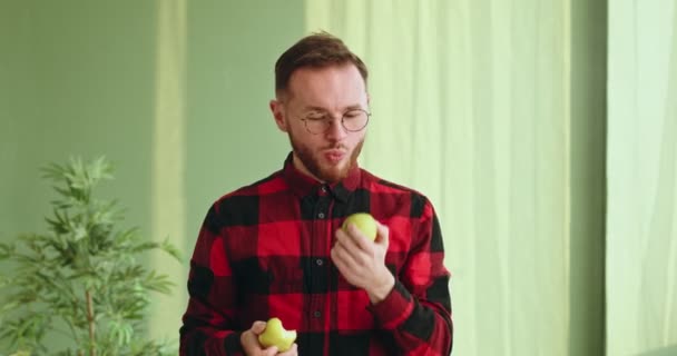 Νεαρός Δαγκώνει Μήλα Τρώει Φρούτα Υγιεινά Τρόφιμα Κοιτάζει Στην Κάμερα — Αρχείο Βίντεο