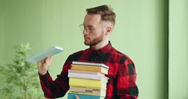 Jovem Estudante Barbudo Óculos Empilhando Grande Pilha Livros Limpando Testa — Vídeo de Stock